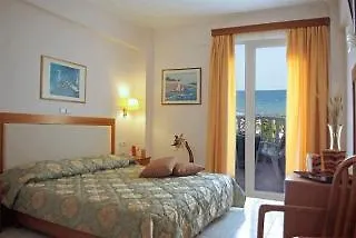 ηιώνη 3* Παραλία